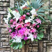 【華やかさと安定感を兼ね備えた贈り花】  カゴスタンド花（おまかせカラー／35,000円・税別）