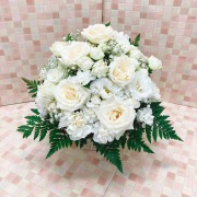 お供え お悔やみ 法要 一周忌 供花　白 バラ アレンジメント