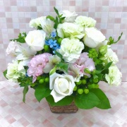 お供え お悔やみ 法要 一周忌 供花　白 水色 バラ　 アレンジメント
