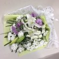 【供花】ユリとカーネーションの花束WPP（H70）　Ｃスタイル