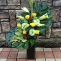 イエローバラ・ホワイトユリ　トールアレンジメント