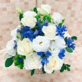 お供え お悔やみ 法要 一周忌 供花　白 青 バラ アレンジメント