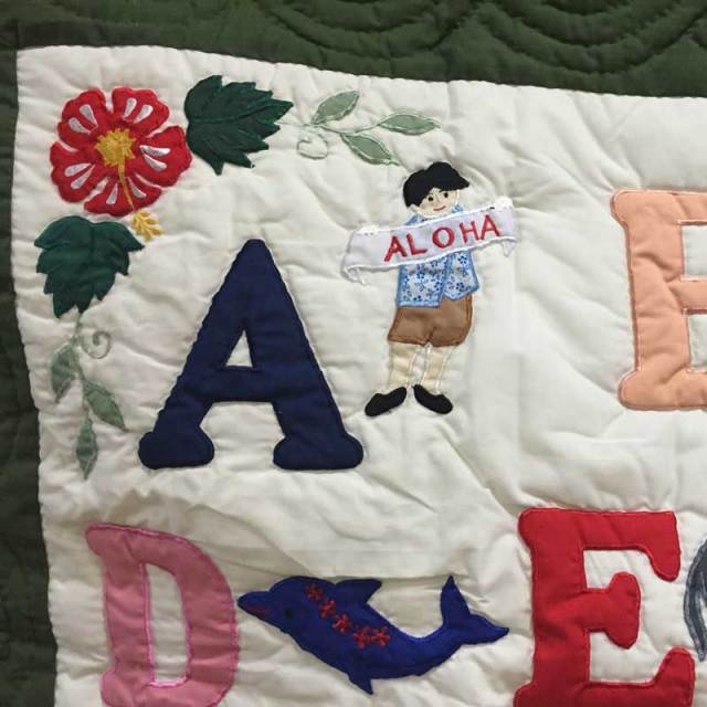 Hawaiian quilt ハワイアンキルトタペストリー  アルファベット柄　グリーン　123×103cm