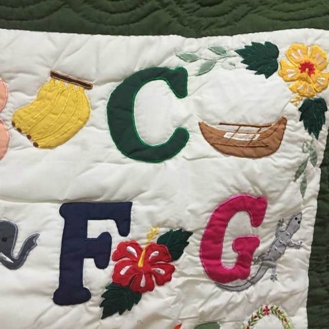 Hawaiian quilt ハワイアンキルトタペストリー  アルファベット柄　グリーン　123×103cm