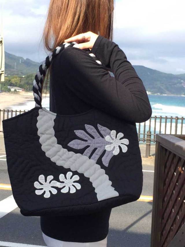Hawaiianquiltハワイアンキルトバッグ　ティアレ柄　ハンドバッグ　ブラック