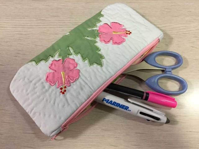 ハワイアンキルト  ハイビスカス柄ペンケース　ライトブルー /Hawaiian Quilt　筆入れ　小物入れ　ポーチ　レディースバッグ