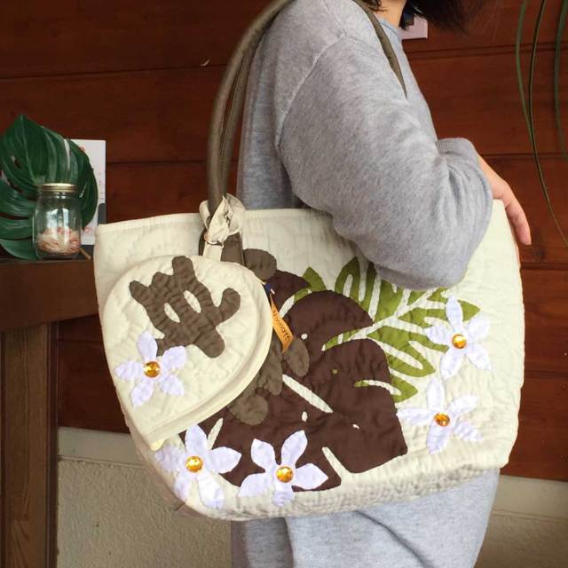 ハワイアンキルト　バッグ　モンステラ×ホヌ×ティアレ柄　ポーチ付き/Hawaiianquilt　レディースバッグ