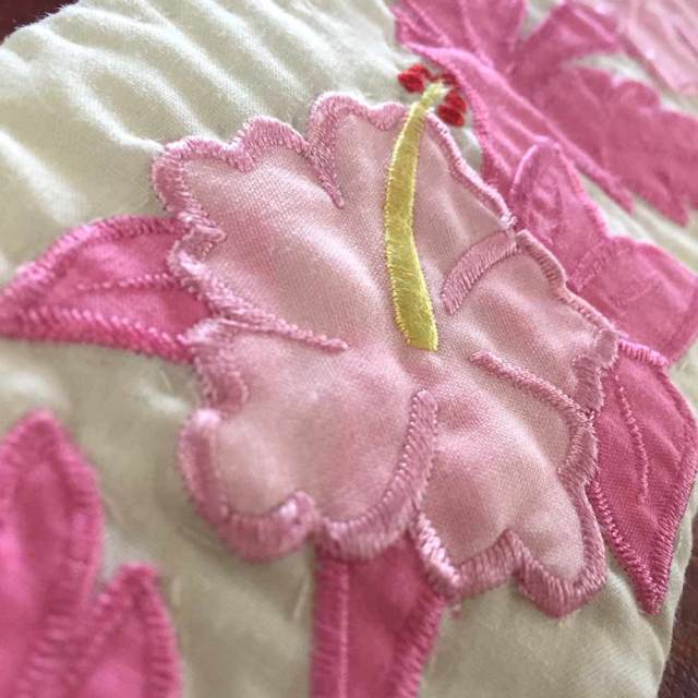 ハワイアンキルト　ハイビスカス柄シートベルトカバー/Hawaiian Quilt　カーアクセサリー