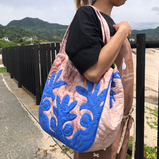 ハワイアンキルト ハンドバッグ タイダイ　ブルーパンの木柄