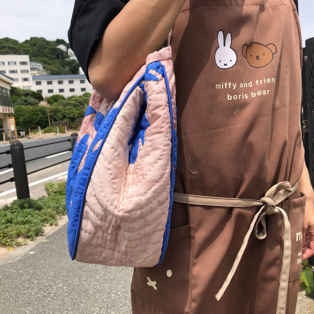 ハワイアンキルト ハンドバッグ タイダイ　ブルーパンの木柄