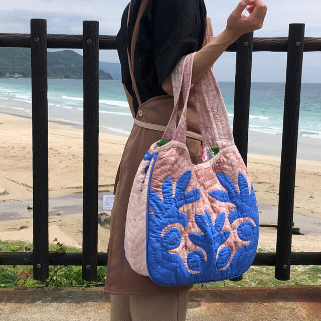 ハワイアンキルト ハンドバッグ タイダイ　ブルーパンの木柄