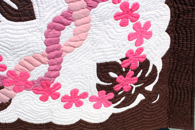 ハワイアンキルトタペストリー　薔薇の香り ハワイアンキルト タペストリー ブラウンモンステラフラワー柄 152cm