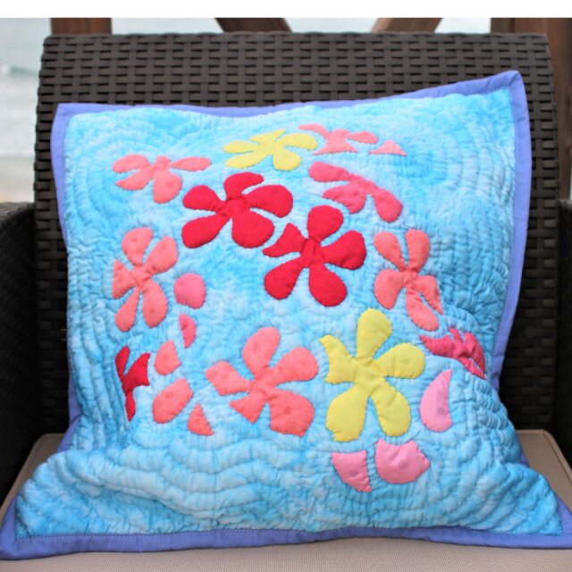 ハワイアンキルト クッションカバー タイダイ染め むら染 プルメリア  
