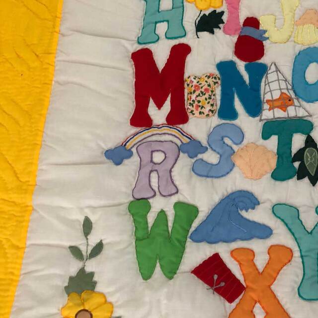 Hawaiian quilt ハワイアンキルトタペストリー アルファベット柄イエロー 130×105cm