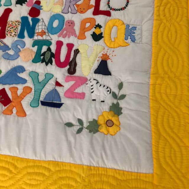 Hawaiian quilt ハワイアンキルトタペストリー アルファベット柄イエロー 130×105cm