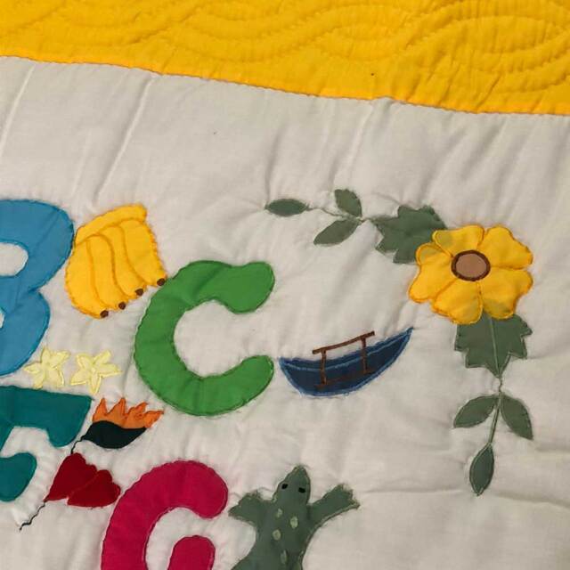 Hawaiian quilt ハワイアンキルトタペストリー アルファベット柄イエロー 130×105cm