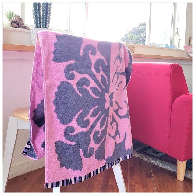 キャシーマム ハワイアンキルト柄 バスタオル 花 フラワー グレー ピンク  60cm×120cm