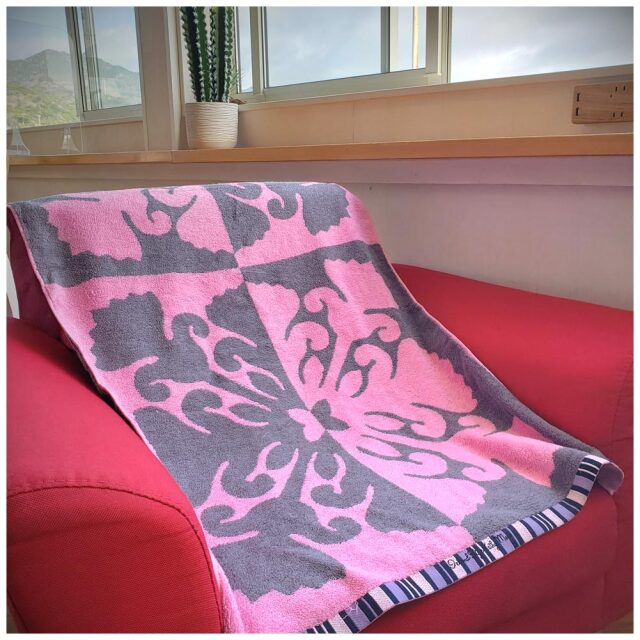 キャシーマム ハワイアンキルト柄 バスタオル 花 フラワー グレー ピンク  60cm×120cm