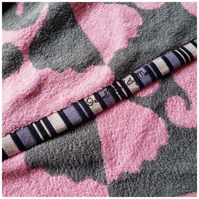 キャシーマム ハワイアンキルト柄 バスタオル 花 フラワー グレー ピンク  60cm×120cm