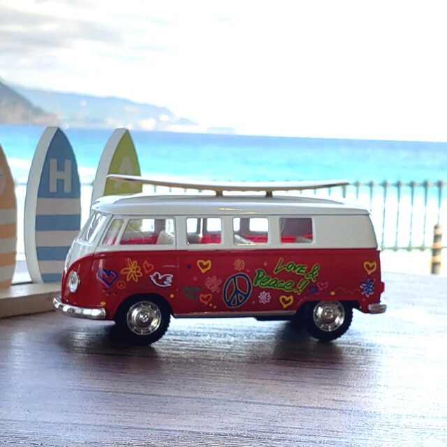 ダイキャストミニカー ワーゲン クラシカルバス プリント サーフボード 1962 VW Classical Bus with Printing & Surfboard