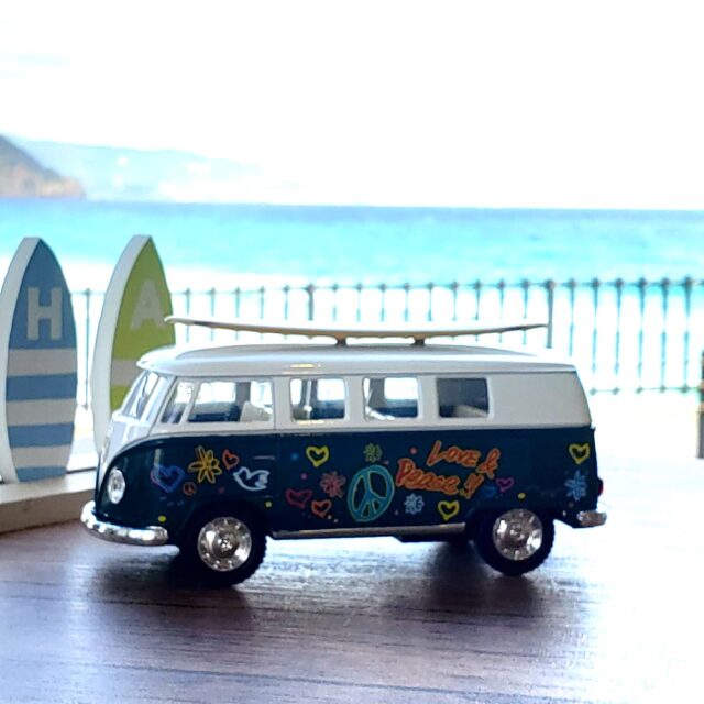 ダイキャストミニカー ワーゲン クラシカルバス プリント サーフボード 1962 VW Classical Bus with Printing & Surfboard