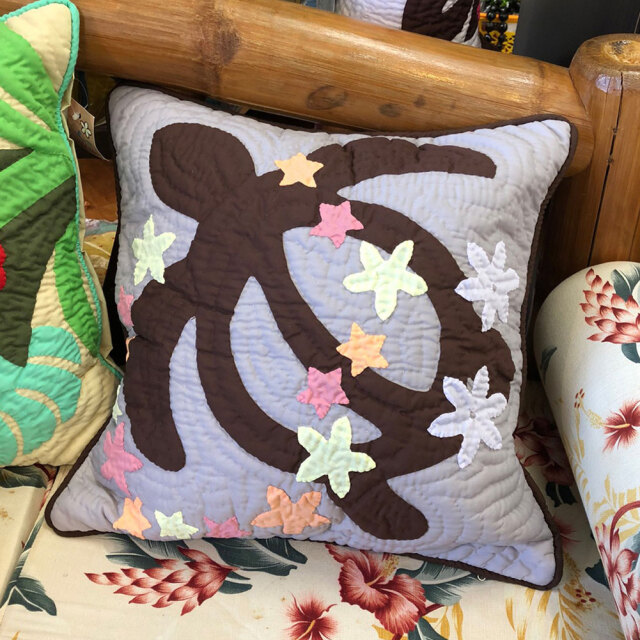 ハワイアンキルト クッションカバー グレーホヌ 46cm×46cm 完成品 ハンドメイド