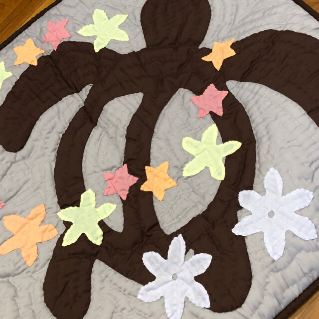 ハワイアンキルト クッションカバー グレーホヌ 46cm×46cm 完成品 ハンドメイド