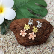 ハワイアンジュエリー シルバー３連プルメリアキャッチピアス