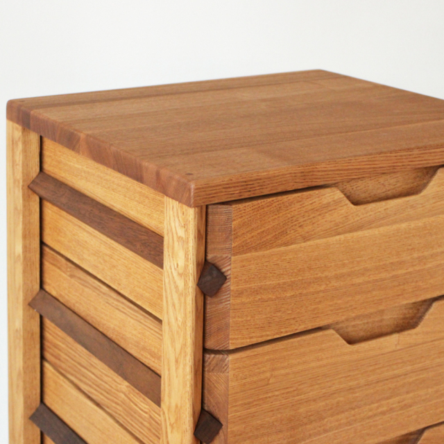 タモ材とウォールナット材で仕上げたおしゃれなスリムリビングチェスト