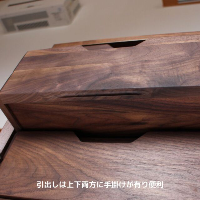 ウォールナット材で仕上げたスリムなリビングチェスト