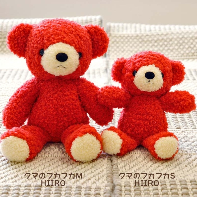 赤と黄色のクマのぬいぐるみ SUPER GTベアのぬいぐるみ、サイズで迷ったらこれを見よう