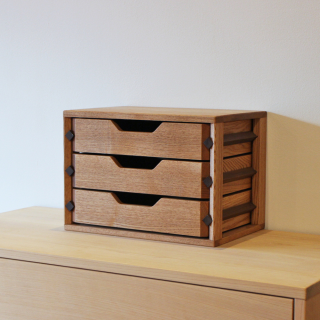 タモ材とウォールナット材で仕上げたオシャレなB5書類ミニチェスト