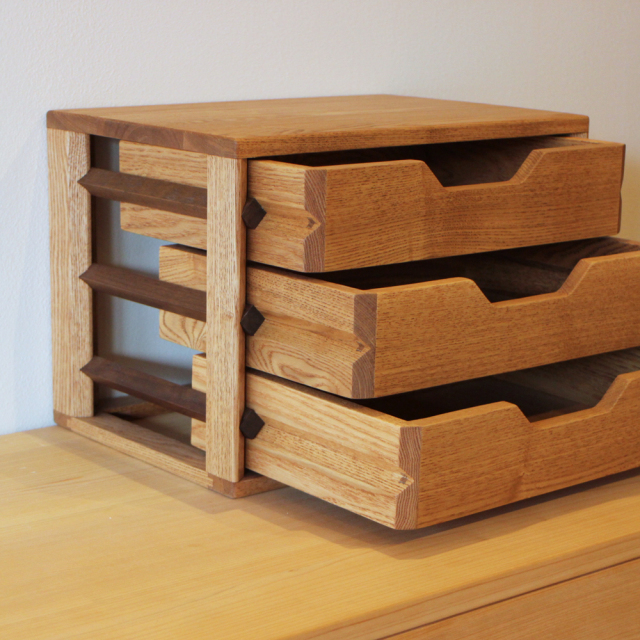 タモ材とウォールナット材で仕上げたオシャレなB5書類ミニチェスト