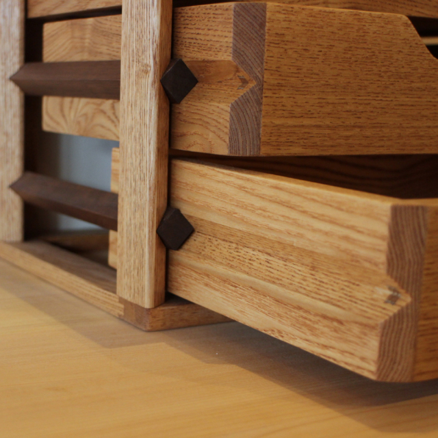 タモ材とウォールナット材で仕上げたオシャレなB5書類ミニチェスト