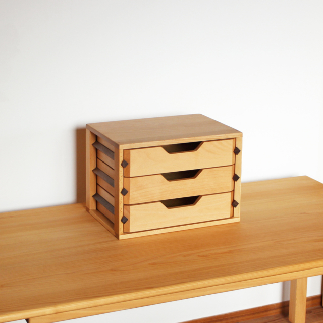 ビーチ材の本体にウォールナット材の引出桟、天然木の特徴を生かした