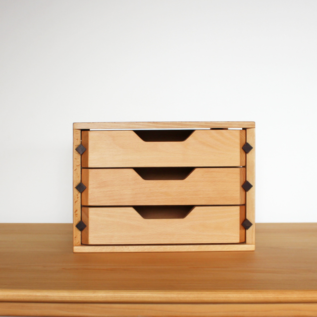ビーチ材の本体にウォールナット材の引出桟、天然木の特徴を生かした