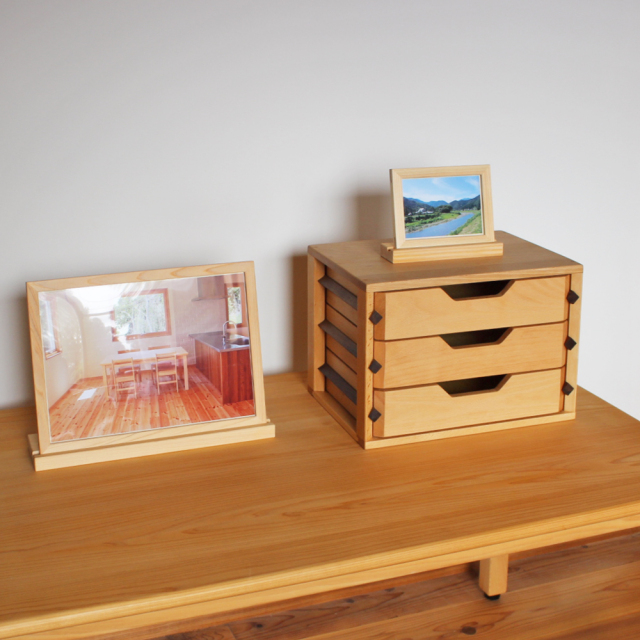 ビーチ材の本体にウォールナット材の引出桟、天然木の特徴を生かした