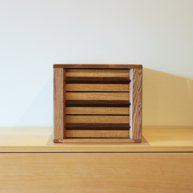 タモ材とウォールナット材で仕上げたオシャレなA4書類ミニチェスト