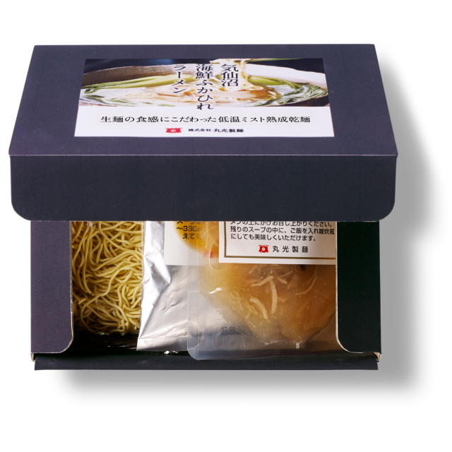 気仙沼海鮮ふかひれラーメンのパッケージと一食分の乾麺と海鮮スープと麺翅（メンツー）