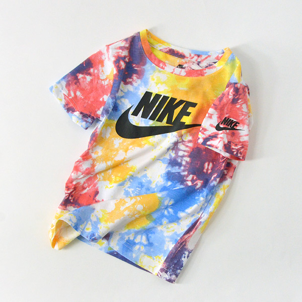 ナイキ ショートスリーブグラフィックtシャツ キッズ 半袖tシャツ 半そで タイダイ柄 トップス 男の子 おとこのこ 女の子 おんなのこ 子ども服 子供 服 こども服 Nike 86j302 7mm メール便可 公式 Marumiya World 本店