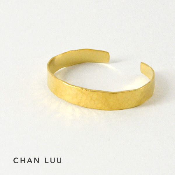 CHAN LUU ゴールド色のバングル ルビー付き CHAN LUU ゴールド色のバングル ルビー付き