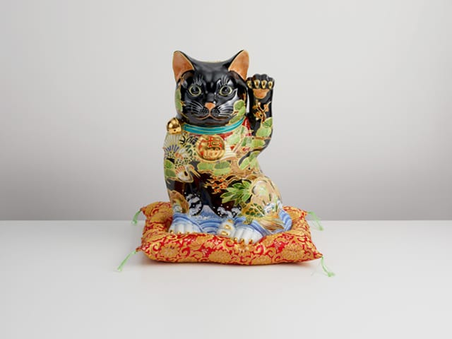 九谷焼招き猫　左手　富士に鶴亀　鯛に松竹梅に菊　8号 九谷焼招き猫 左手 富士に鶴亀 鯛に松竹梅に菊 8号（九谷焼 8