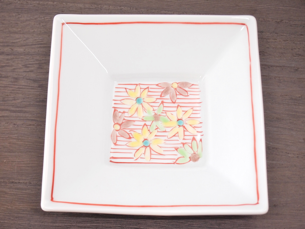 九谷焼 和陶房 3.5号角皿/小皿 豆皿/  見込赤線に菊　 辺10.5×高2.3cm