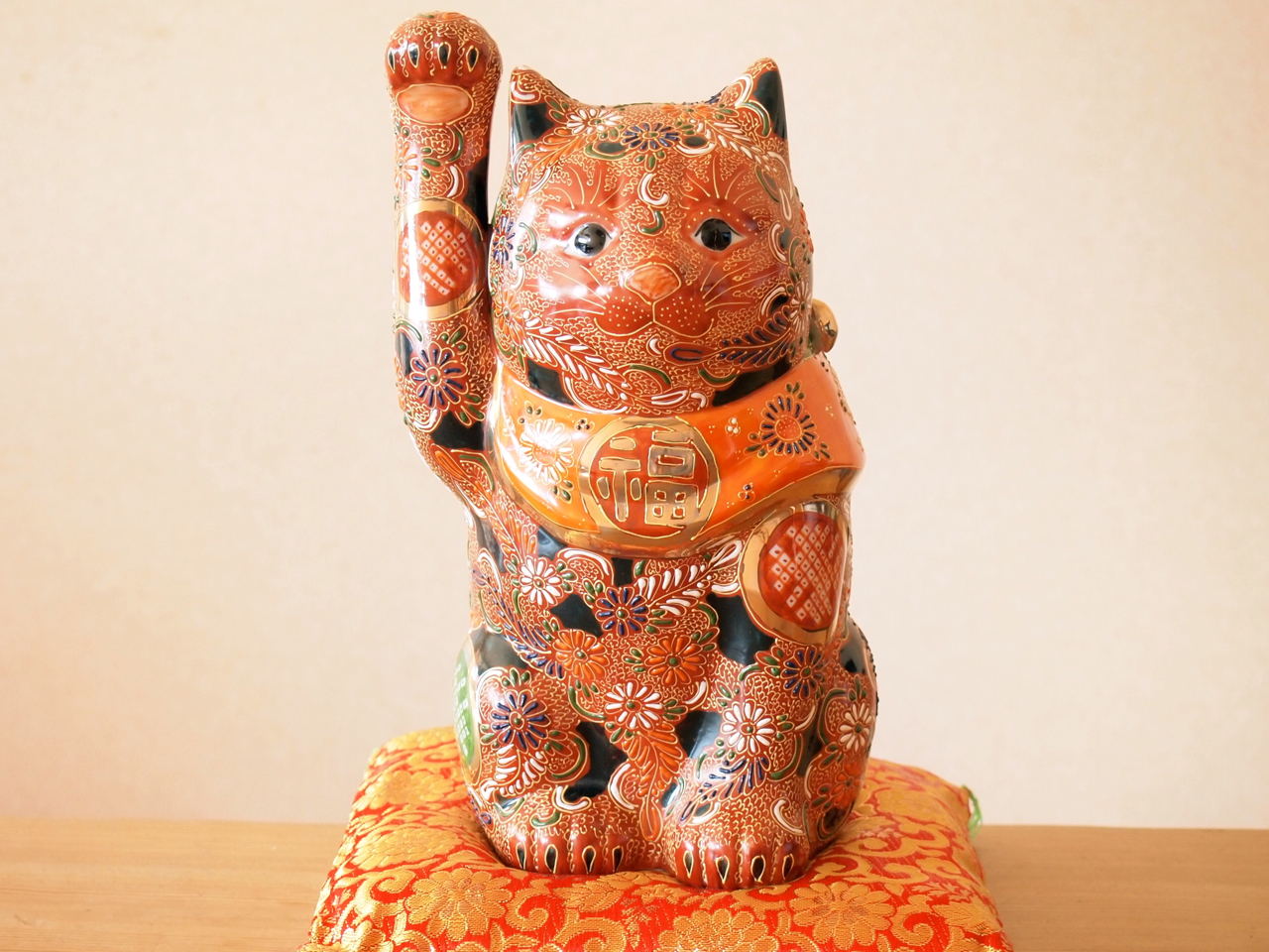 九谷焼 8号招き猫 細描鹿の子盛