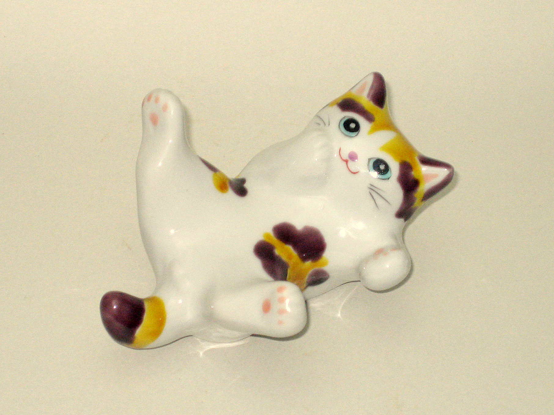 九谷焼 3号あおむけ猫　黄紫釉ブチ（平三作）