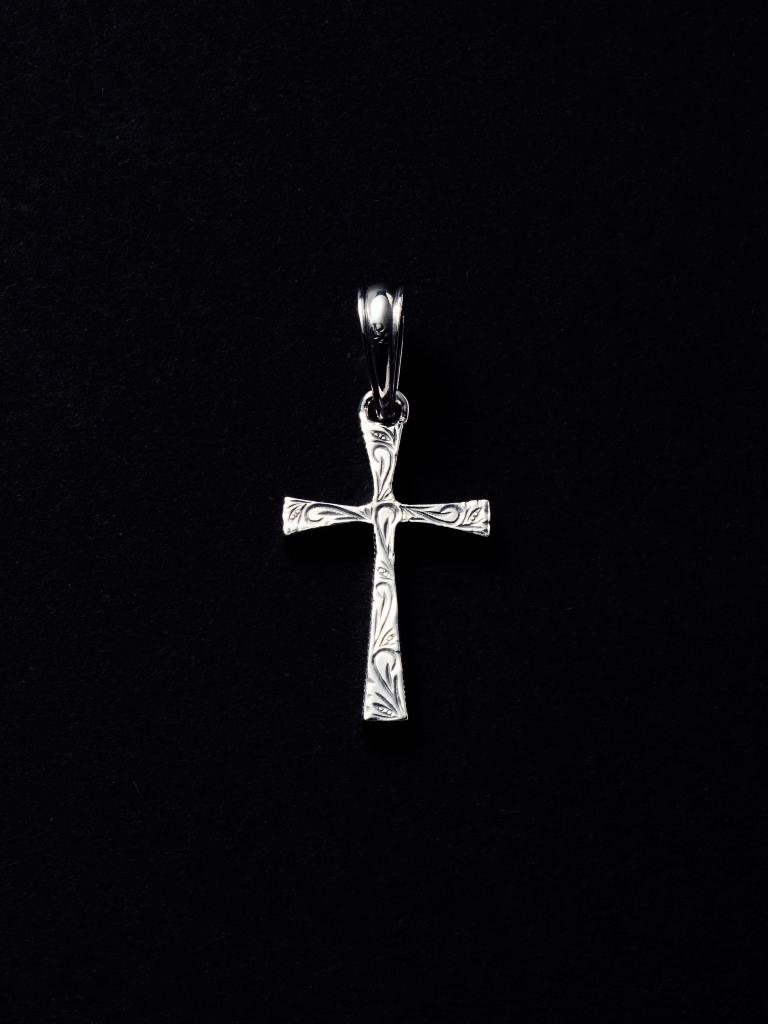 ANTIDOTE BUYERS CLUB　　「Engraved Tiny Cross Pendant」　　SILVER950製 ペンダントトップ