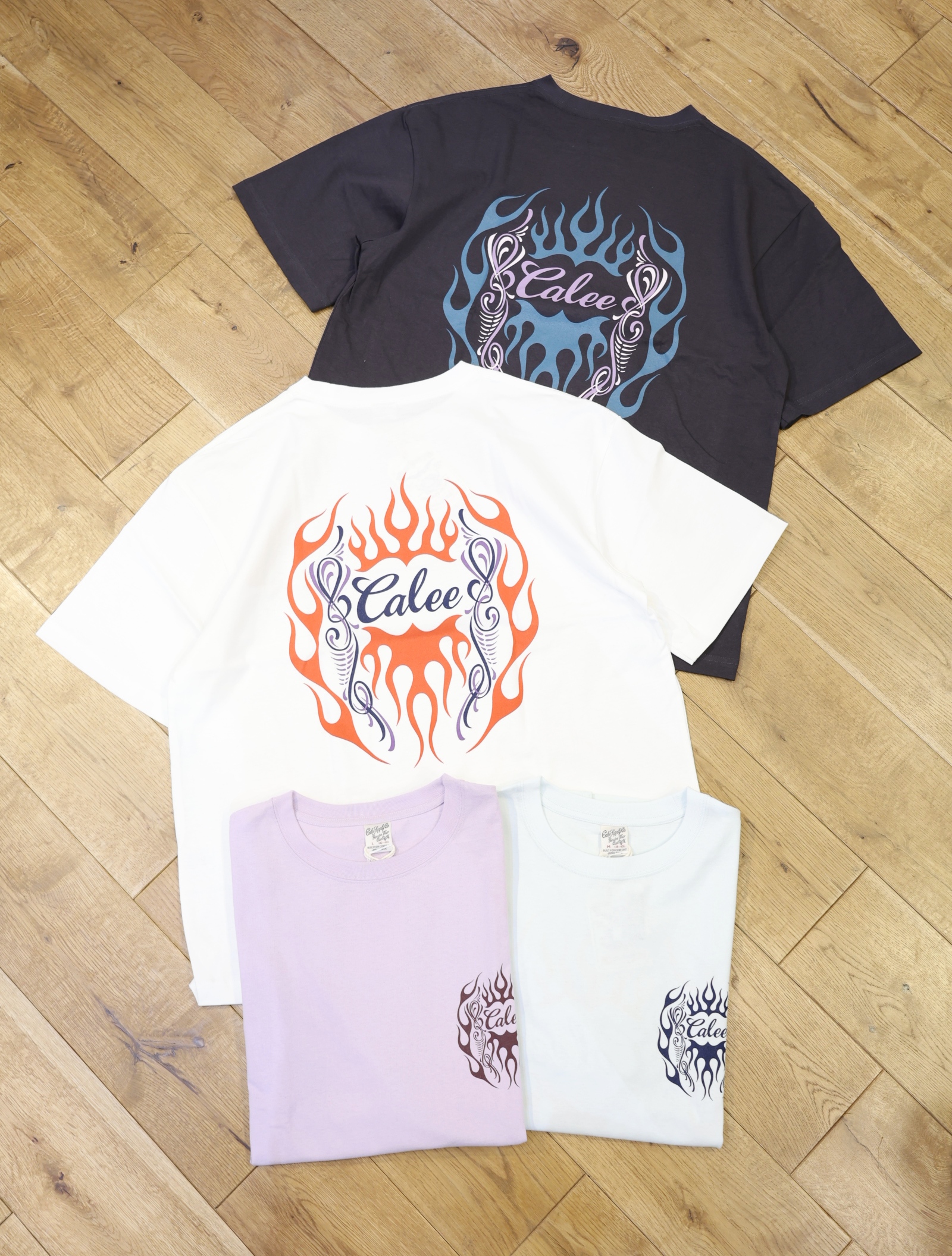 CALEE 「VINTAGE TYPE FLAME LOGO PINSTRIPING S/ S TEE ＜NATURALLY PAINT DESIGN＞ 」 ドロップショルダープリントティーシャツ