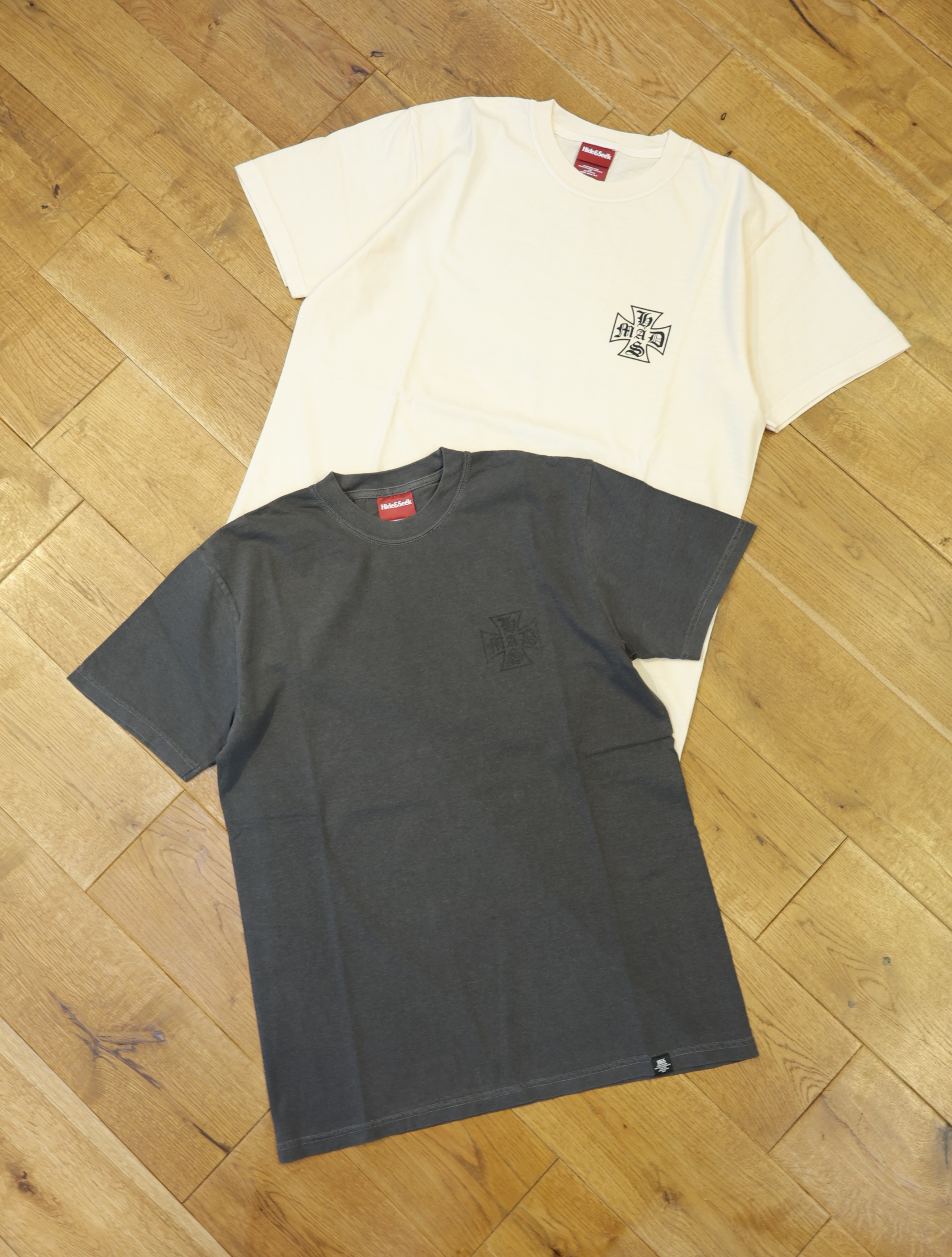 Hide and Seek　「No23 S/S Tee」　プリントティーシャツ