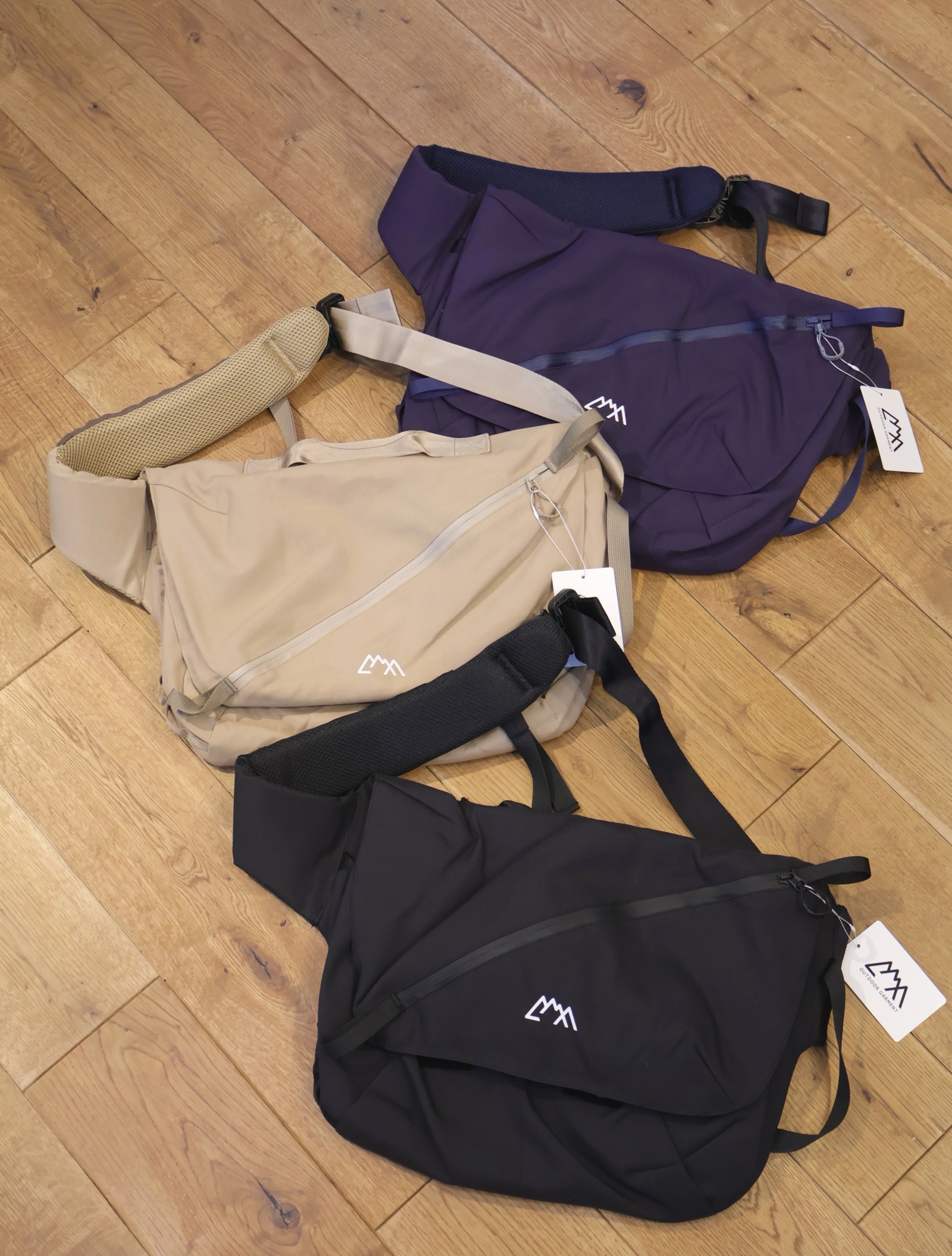 CMF OUTDOOR GARMENT　「MESSENGER BAG SMOOTH NYLON」　メッセンジャーバッグ