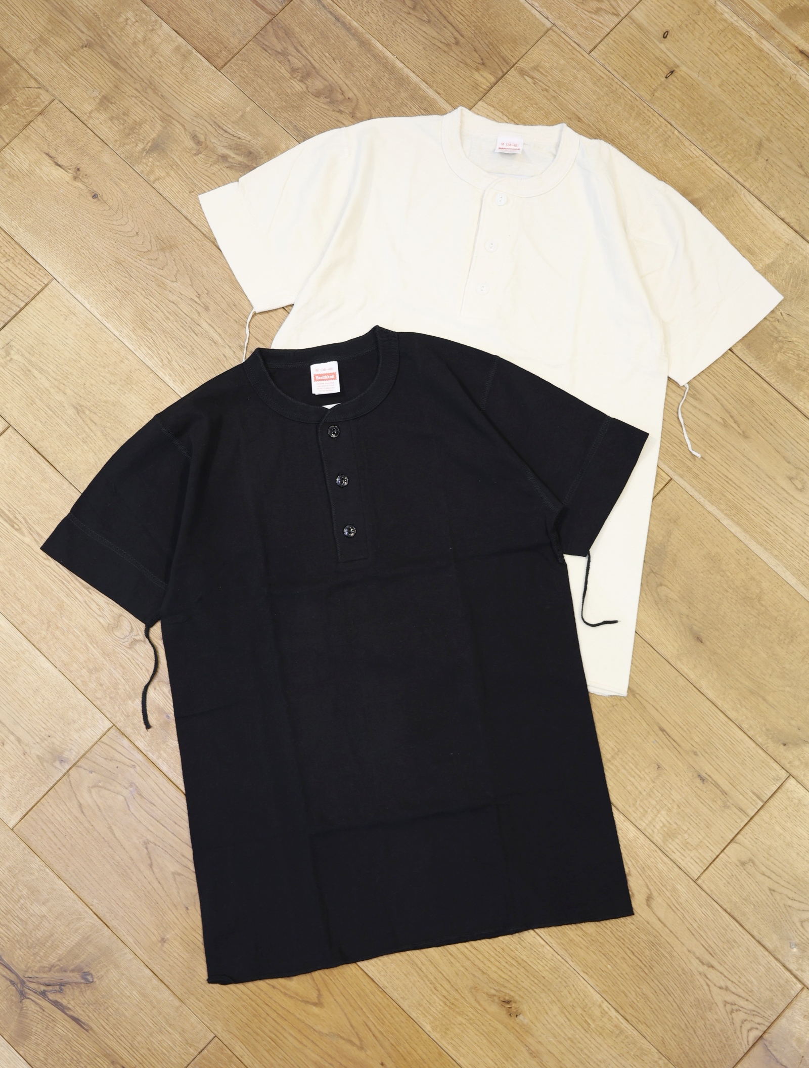MASSES × HEALTHKNIT　「HEALTHKNIT HENRY SHORT〈BLACK×NATURAL〉」　2枚組 ヘンリーネックティーシャツ